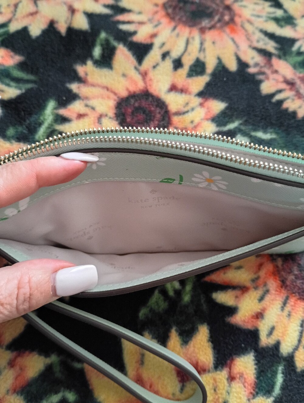 Kate Spade Lucy Day Tripper Daisy Medium L-Zip - Picture 6 of 8